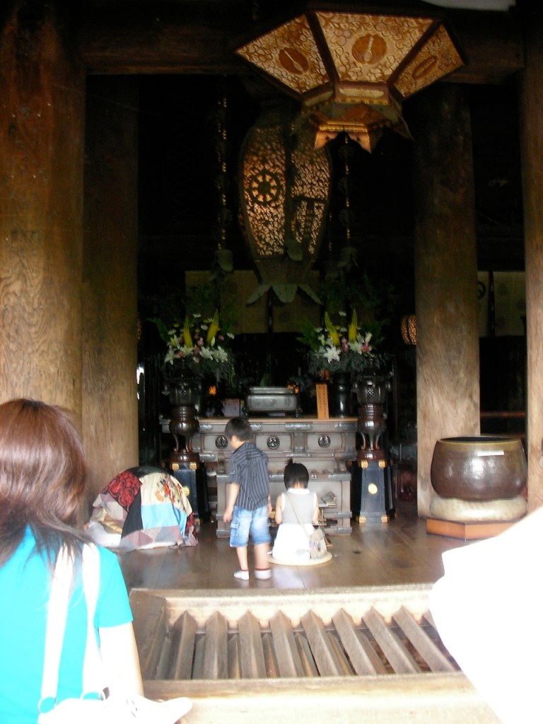 Kids praying at Kiyomizudera