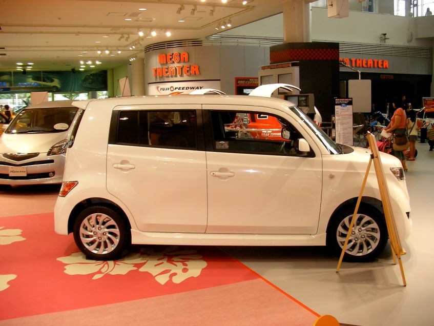 Odaiba - Toyota "Mega Web", New bB